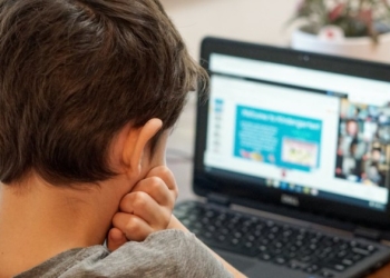 Elevii ar putea păstra laptopurile primite de la școli pentru activități didactice