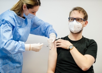 Dominic Friz: ”Vaccinat! Am pus și eu un umăr pentru Timișoara.  Pare netonifiat, dar mușchii mei sunt pe dinăuntru”