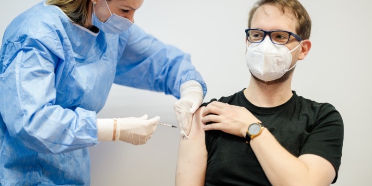 Dominic Friz: ”Vaccinat! Am pus și eu un umăr pentru Timișoara. Pare netonifiat, dar mușchii mei sunt pe dinăuntru”