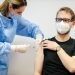 Dominic Friz: ”Vaccinat! Am pus și eu un umăr pentru Timișoara.  Pare netonifiat, dar mușchii mei sunt pe dinăuntru”