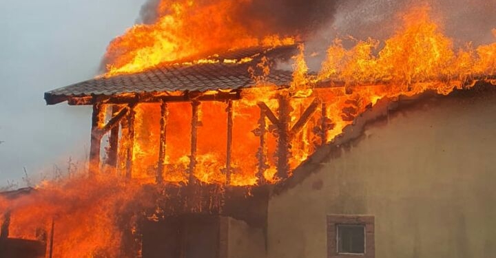 VIDEO Incendiu puternic în Chișoda. O casă s-a făcut scrum
