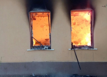 Bărbat ajuns, în stare gravă, la spital după ce casa i-a luat foc