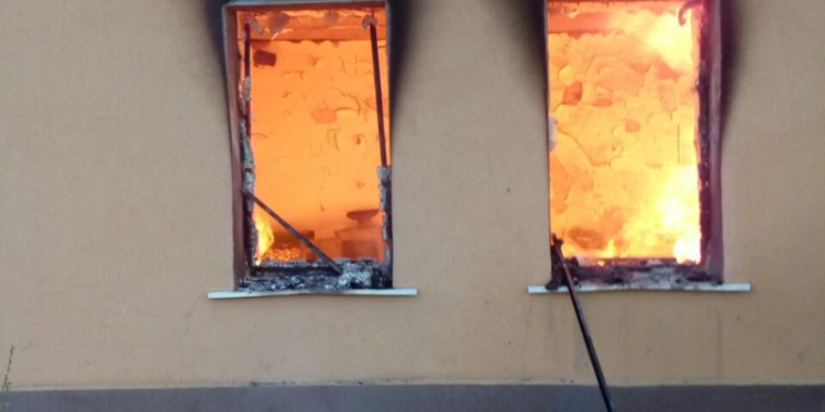 Bărbat ajuns, în stare gravă, la spital după ce casa i-a luat foc