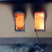 Bărbat ajuns, în stare gravă, la spital după ce casa i-a luat foc