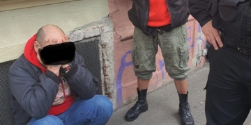 ”O să sparg geamul de 60 de ori”! Declarația unui bărbat din Timișoara prins că spărgea geamuri în Piața Unirii