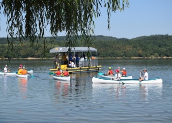 Între nuferi, păsări și pești. Se reiau plimbările cu catamaranul pe Lacul Surduc
