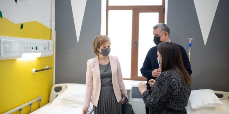 Majestatea Sa Margareta a vizitat secţia de pediatrie 2 a Spitalului Județean din Arad, recent renovată