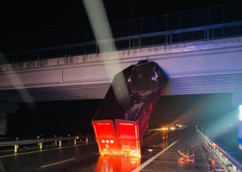 Remorca unui TIR a rămas agățată de un pod