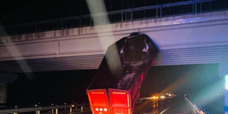 Remorca unui TIR a rămas agățată de un pod