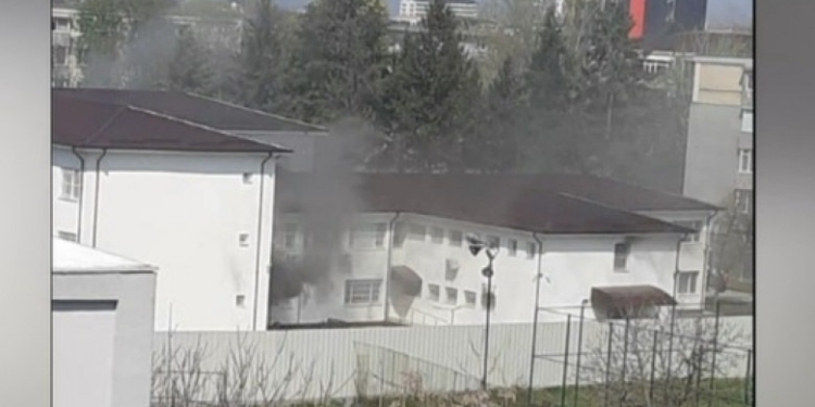 Zeci de pacienți evacuați dintr-un spital care a luat foc