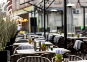 Variantă pentru deschiderea restaurantelor: cei care refuză vaccinarea sau testele să stea pe terasă. Ceilalți și în interior