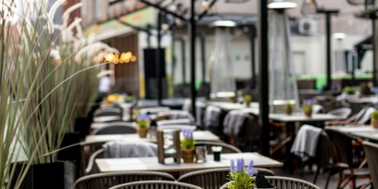 Variantă pentru deschiderea restaurantelor: cei care refuză vaccinarea sau testele să stea pe terasă. Ceilalți și în interior