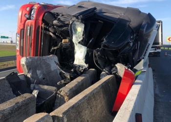 Accident grav pe A11. Un bărbat a murit după ce un TIR s-a răsturnat