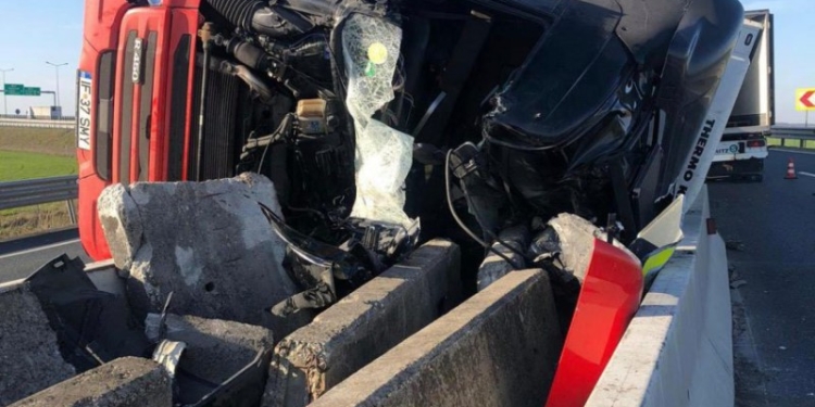 Accident grav pe A11. Un bărbat a murit după ce un TIR s-a răsturnat