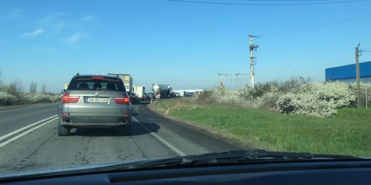Aglomerație pe sensul de ieșire și intrare în Timișoara dinspre autostradă. Cozi de mașini  interminabile