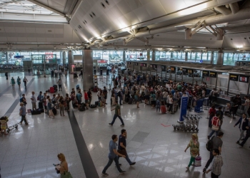 VIDEO 180 de turişti români, blocaţi pe un aeroport din Egipt