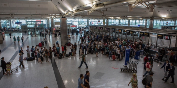 VIDEO 180 de turişti români, blocaţi pe un aeroport din Egipt