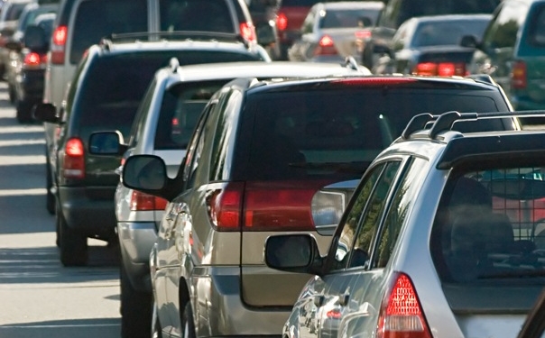 Cozi interminabile pe ambele intrări în Timișoara dinspre autostradă