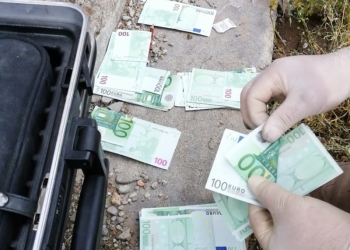 Hoț căutat de polițiști după ce a furat 170.000 de euro dintr-un dulap aflat în locuința unei femei