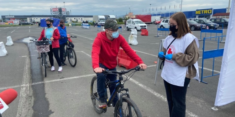 Bicicliştii au avut prioritate la Centrul drive-thru din Deva