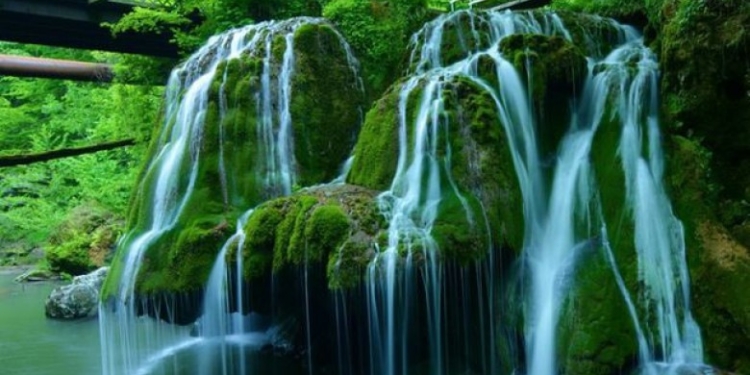 Cascada Bigăr, asaltată de turiști