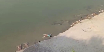 Zeci de cadavre plutesc pe fluviul Gange. Tragedia provocată de COVID-19 în India atinge cote de neimaginat!