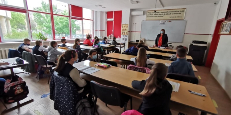 Preșcolarii și elevii din ciclul primar au revenit la școală