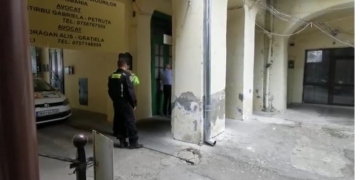 VIDEO Persoane evacuate dintr-o clădire din Piața Unirii din Timișoara. A intervenit echipajul special CBRN