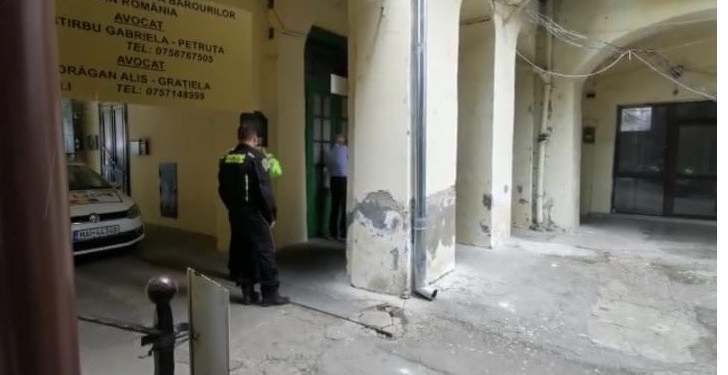 VIDEO Persoane evacuate dintr-o clădire din Piața Unirii din Timișoara. A intervenit echipajul special CBRN