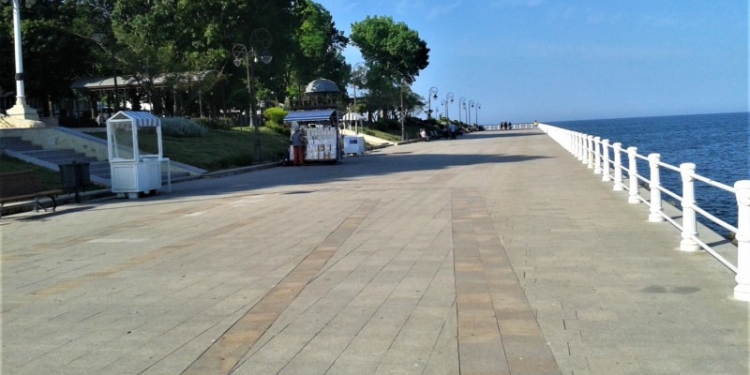 Mii de turiști au ajuns în acest weekend pe litoral. Cum va fi vremea în perioada următoare