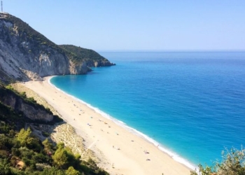 Grecia deschide sâmbătă plajele amenajate, cu o săptămână înainte de începerea sezonului turistic