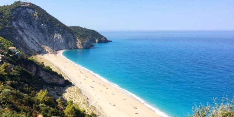 Grecia deschide sâmbătă plajele amenajate, cu o săptămână înainte de începerea sezonului turistic