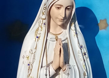 Pelerinaj la Sânandrei. Icoana Sfintei Maria plânge cu lacrimi de mir, la biserica din comună