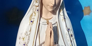 Pelerinaj la Sânandrei. Icoana Sfintei Maria plânge cu lacrimi de mir, la biserica din comună