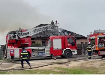 VIDEO Au rămas fără acoperiș deasupra  capului înainte de Paști! O casă din Timiș a luat foc