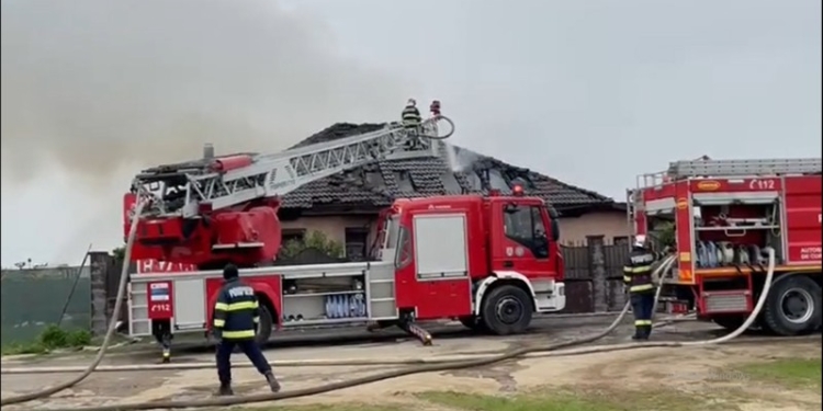 VIDEO Au rămas fără acoperiș deasupra  capului înainte de Paști! O casă din Timiș a luat foc