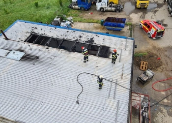 Incendiu puternic la o hală din Timiș. Au intervenit zeci de pompieri