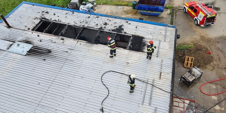 Incendiu puternic la o hală din Timiș. Au intervenit zeci de pompieri