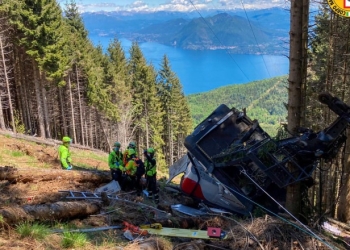 L-a salvat îmbrățișarea tatălui său: Singurul supraviețuitor al accidentului de teleferic din Italia, un copil de 5 ani