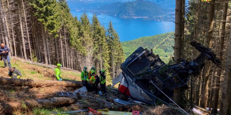 L-a salvat îmbrățișarea tatălui său: Singurul supraviețuitor al accidentului de teleferic din Italia, un copil de 5 ani