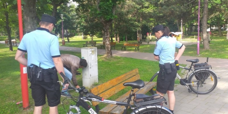 În patrulă, pe bicicletă! Fritz scoate comunitarii prin oraș pe două roți