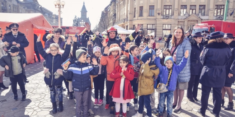 Pompierii din Timiș dau ”în mintea copiilor”, de Ziua Internațională a Copilului