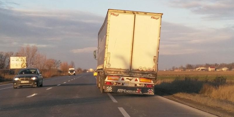 Transportatorii arădeni: Suntem atacaţi de migranţi!