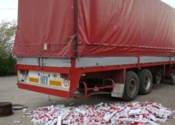 Sute de mii de pachete cu țigări, găsite într-un camion oprit în trafic. Șoferul a a abandonat vehiculul