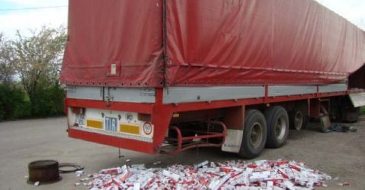 Sute de mii de pachete cu țigări, găsite într-un camion oprit în trafic. Șoferul a a abandonat vehiculul