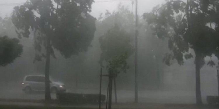 Se schimbă vremea în toată țara: ploi torențiale, grindină și vijelii, până vineri seară