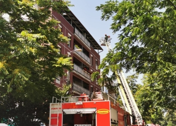 Panică într-un bloc din Timișoara. A luat foc o mansardă. Zeci de persoane au fost evacuate!