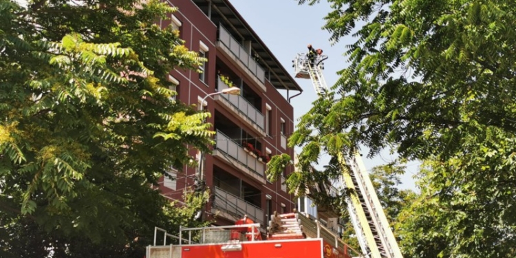 Panică într-un bloc din Timișoara. A luat foc o mansardă. Zeci de persoane au fost evacuate!