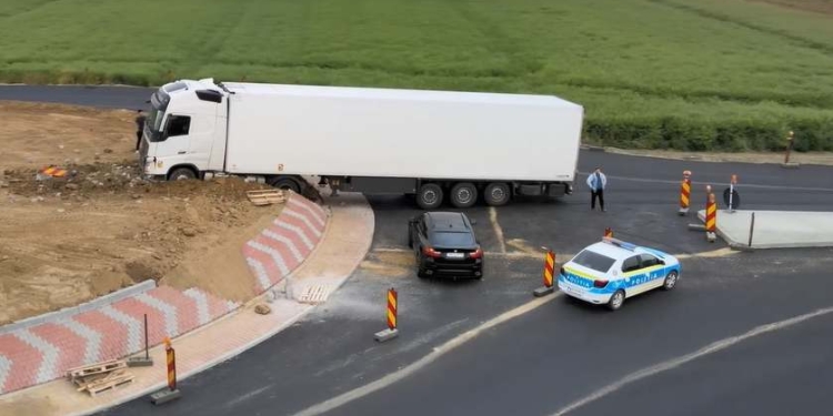Accident cu un tir oprit în noul sens giratoriu dintre Timișoara și Șag