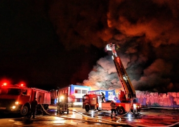 VIDEO UPDATE: La incendiu intervin și două autospeciale de stingere de la SVSU Parța și SVSU Șag. Incendiu de proporții în apropiere de Timișoara, la Frigoglass